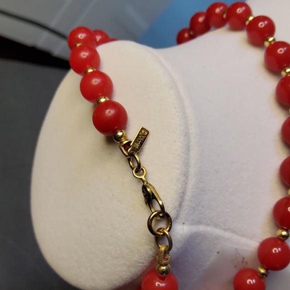 Vintage Monet necklace red plastic and gold beads. - Picture 4 of 7